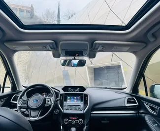 Innenraum von Subaru Forester zur Miete in Georgien. Ein großartiges 5-Sitzer Fahrzeug mit Automatisch Getriebe.