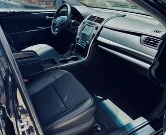 Toyota Camry 2015 mit Antriebssystem Frontantrieb, verfügbar in Tiflis.