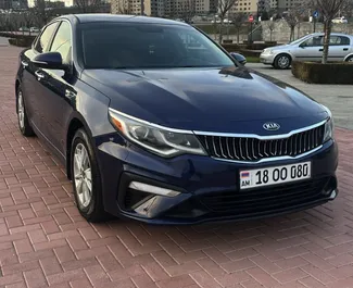 Frontansicht eines Mietwagens Kia Optima am Flughafen Eriwan, Armenien ✓ Auto Nr.15859. ✓ Automatisch TM ✓ 0 Bewertungen.