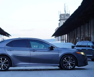 Toyota Camry 2019 mit Antriebssystem Frontantrieb, verfügbar in Tiflis.