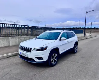 Frontansicht eines Mietwagens Jeep Cherokee in Tiflis, Georgien ✓ Auto Nr.15667. ✓ Automatisch TM ✓ 0 Bewertungen.