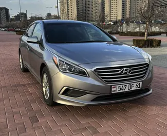 Frontansicht eines Mietwagens Hyundai Sonata am Flughafen Eriwan, Armenien ✓ Auto Nr.15876. ✓ Automatisch TM ✓ 0 Bewertungen.