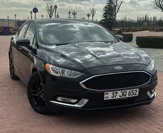 Frontansicht eines Mietwagens Ford Fusion Sedan am Flughafen Eriwan, Armenien ✓ Auto Nr.15853. ✓ Automatisch TM ✓ 0 Bewertungen.