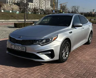 Frontansicht eines Mietwagens Kia Optima am Flughafen Eriwan, Armenien ✓ Auto Nr.15860. ✓ Automatisch TM ✓ 0 Bewertungen.