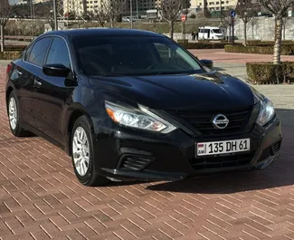 Frontansicht eines Mietwagens Nissan Altima am Flughafen Eriwan, Armenien ✓ Auto Nr.15864. ✓ Automatisch TM ✓ 0 Bewertungen.