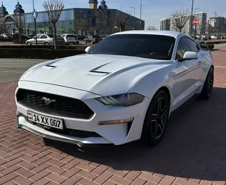 Frontansicht eines Mietwagens Ford Mustang Coupe am Flughafen Eriwan, Armenien ✓ Auto Nr.15854. ✓ Automatisch TM ✓ 0 Bewertungen.