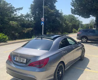 Innenraum von Mercedes-Benz CLA250 zur Miete in Georgien. Ein großartiges 5-Sitzer Fahrzeug mit Automatisch Getriebe.