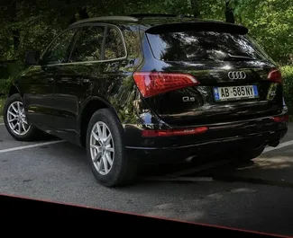 Innenraum von Audi Q5 zur Miete in Albanien. Ein großartiges 5-Sitzer Fahrzeug mit Automatisch Getriebe.