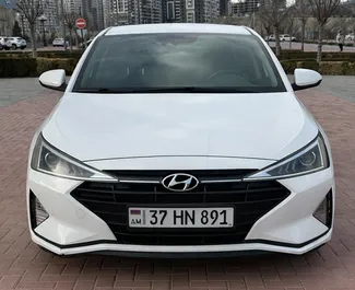 Frontansicht eines Mietwagens Hyundai Elantra am Flughafen Eriwan, Armenien ✓ Auto Nr.15878. ✓ Automatisch TM ✓ 0 Bewertungen.