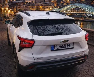 Vermietung Chevrolet Trax. Wirtschaft, Crossover Fahrzeug zur Miete in Georgien ✓ Kaution Einzahlung von 540 GEL ✓ Versicherungsoptionen KFZ-HV.