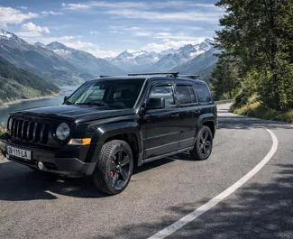 Frontansicht eines Mietwagens Jeep Patriot in Tiflis, Georgien ✓ Auto Nr.15511. ✓ Automatisch TM ✓ 0 Bewertungen.