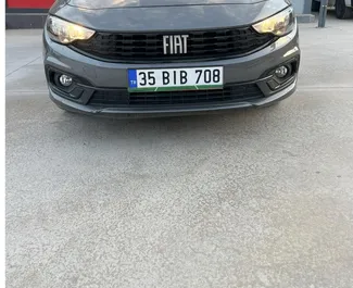 Frontansicht eines Mietwagens Fiat Egea am Flughafen Antalya, Türkei ✓ Auto Nr.15661. ✓ Schaltgetriebe TM ✓ 0 Bewertungen.