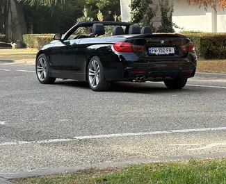 Innenraum von BMW 428i Cabrio zur Miete in Georgien. Ein großartiges 4-Sitzer Fahrzeug mit Automatisch Getriebe.