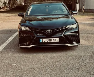 Benzin 2,5L Motor von Toyota Camry 2020 zur Miete in Tiflis.