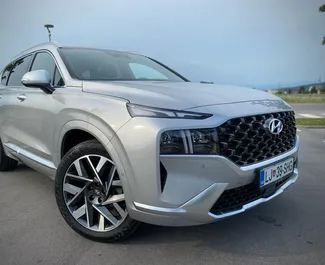 Frontansicht eines Mietwagens Hyundai Santa Fe in Ljubljana, Slowenien ✓ Auto Nr.15656. ✓ Automatisch TM ✓ 0 Bewertungen.