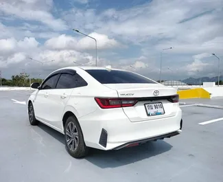 Frontansicht eines Mietwagens Toyota Yaris Ativ am Flughafen Phuket, Thailand ✓ Auto Nr.15790. ✓ Automatisch TM ✓ 0 Bewertungen.