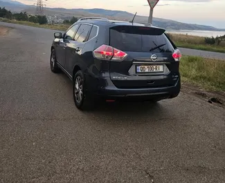 Innenraum von Nissan Rogue zur Miete in Georgien. Ein großartiges 5-Sitzer Fahrzeug mit Automatisch Getriebe.