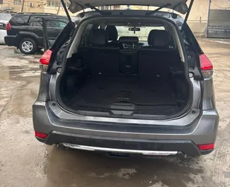 Frontansicht eines Mietwagens Nissan Rogue in Tiflis, Georgien ✓ Auto Nr.15717. ✓ Automatisch TM ✓ 0 Bewertungen.