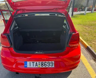 Frontansicht eines Mietwagens Volkswagen Polo auf Kreta, Griechenland ✓ Auto Nr.15703. ✓ Automatisch TM ✓ 0 Bewertungen.