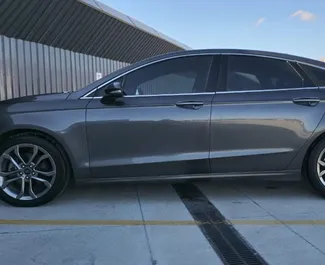 Frontansicht eines Mietwagens Ford Fusion Sedan in Tiflis, Georgien ✓ Auto Nr.15700. ✓ Automatisch TM ✓ 0 Bewertungen.