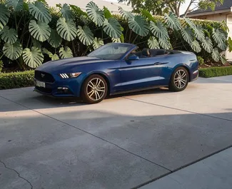 Frontansicht eines Mietwagens Ford Mustang Cabrio in Batumi, Georgien ✓ Auto Nr.15729. ✓ Automatisch TM ✓ 0 Bewertungen.