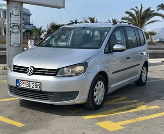 Frontansicht eines Mietwagens Volkswagen Touran in Bar, Montenegro ✓ Auto Nr.15727. ✓ Automatisch TM ✓ 0 Bewertungen.