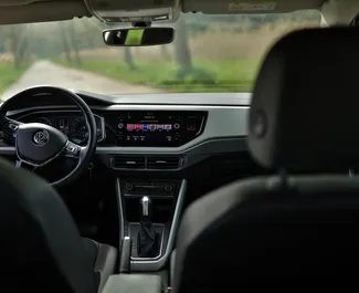 Innenraum von Volkswagen Polo zur Miete in Montenegro. Ein großartiges 5-Sitzer Fahrzeug mit Automatisch Getriebe.
