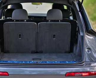 Audi Q7 2021 mit Antriebssystem Allradantrieb, verfügbar in Becici.