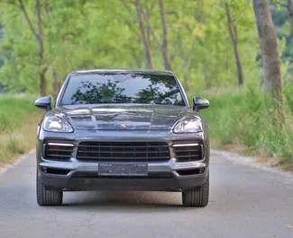 Frontansicht eines Mietwagens Porsche Cayenne Turbo in Becici, Montenegro ✓ Auto Nr.12165. ✓ Automatisch TM ✓ 0 Bewertungen.