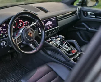 Benzin 3,0L Motor von Porsche Cayenne Turbo 2023 zur Miete in Becici.