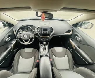 Jeep Cherokee 2017 zur Miete verfügbar in Kutaisi, mit Kilometerbegrenzung unbegrenzte.