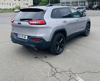 Benzin 3,2L Motor von Jeep Cherokee 2017 zur Miete in Kutaisi.