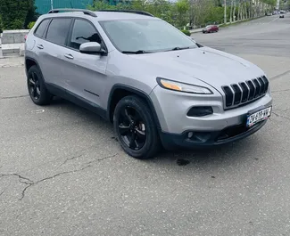 Frontansicht eines Mietwagens Jeep Cherokee in Kutaisi, Georgien ✓ Auto Nr.15629. ✓ Automatisch TM ✓ 0 Bewertungen.