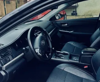 Frontansicht eines Mietwagens Toyota Camry in Tiflis, Georgien ✓ Auto Nr.15810. ✓ Automatisch TM ✓ 0 Bewertungen.