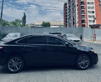 Benzin 2,5L Motor von Toyota Camry 2015 zur Miete in Tiflis.