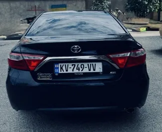 Innenraum von Toyota Camry zur Miete in Georgien. Ein großartiges 5-Sitzer Fahrzeug mit Automatisch Getriebe.