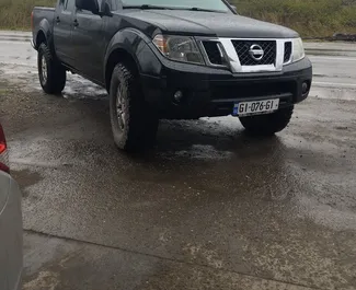 Frontansicht eines Mietwagens Nissan Frontier in Kutaisi, Georgien ✓ Auto Nr.15880. ✓ Automatisch TM ✓ 0 Bewertungen.