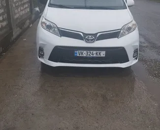 Frontansicht eines Mietwagens Toyota Sienna in Kutaisi, Georgien ✓ Auto Nr.15913. ✓ Automatisch TM ✓ 0 Bewertungen.