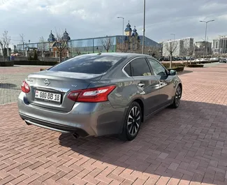 Benzin 2,5L Motor von Nissan Altima 2018 zur Miete am Flughafen Eriwan.