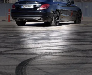 Innenraum von Mercedes-Benz C-Class zur Miete in Georgien. Ein großartiges 5-Sitzer Fahrzeug mit Automatisch Getriebe.