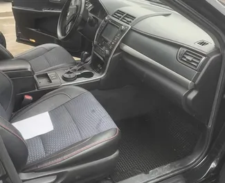 Mietwagen Toyota Camry 2016 in Georgien, mit Hybride-Kraftstoff und 260 PS ➤ Ab 67 GEL pro Tag.