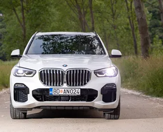Frontansicht eines Mietwagens BMW X5 in Becici, Montenegro ✓ Auto Nr.12170. ✓ Automatisch TM ✓ 0 Bewertungen.