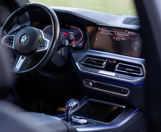 Innenraum von BMW X5 zur Miete in Montenegro. Ein großartiges 5-Sitzer Fahrzeug mit Automatisch Getriebe.