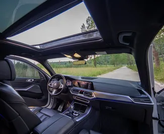 BMW X5 2022 mit Antriebssystem Allradantrieb, verfügbar in Becici.