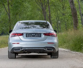 Vermietung Mercedes-Benz E250. Premium Fahrzeug zur Miete in Montenegro ✓ Kaution Einzahlung von 1000 EUR ✓ Versicherungsoptionen KFZ-HV, Ausland.