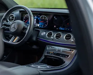 Mercedes-Benz E250 2024 zur Miete verfügbar in Becici, mit Kilometerbegrenzung unbegrenzte.