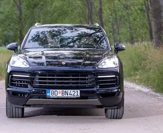 Frontansicht eines Mietwagens Porsche Cayenne Turbo in Becici, Montenegro ✓ Auto Nr.12161. ✓ Automatisch TM ✓ 0 Bewertungen.