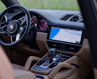 Benzin 3,0L Motor von Porsche Cayenne Turbo 2022 zur Miete in Becici.