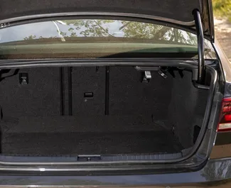 Innenraum von Volkswagen Passat zur Miete in Montenegro. Ein großartiges 5-Sitzer Fahrzeug mit Automatisch Getriebe.