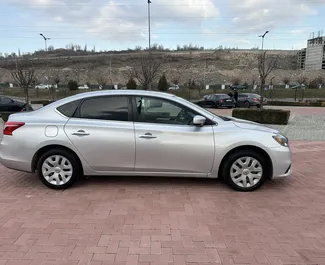 Frontansicht eines Mietwagens Nissan Sentra am Flughafen Eriwan, Armenien ✓ Auto Nr.15874. ✓ Automatisch TM ✓ 0 Bewertungen.